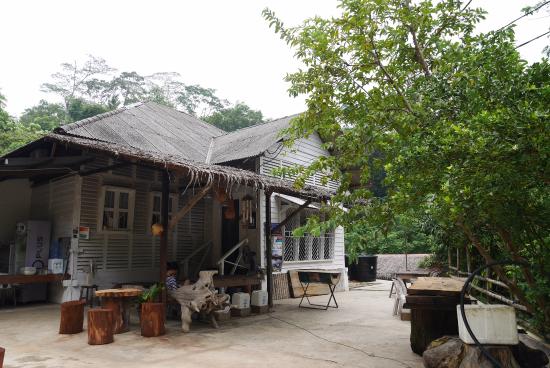 Time Capsule Retreat Live in a colonial era cottage.